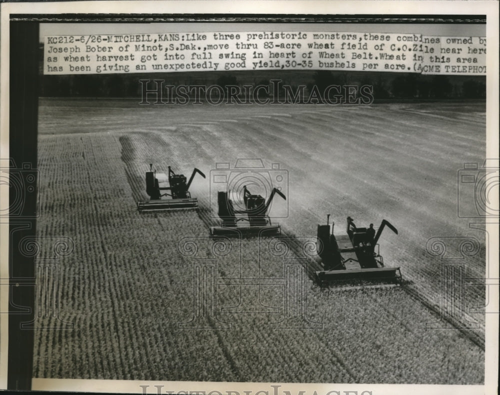 1950 Press Photo combines owned by Joseph Bober work in wheat field - nec72247
