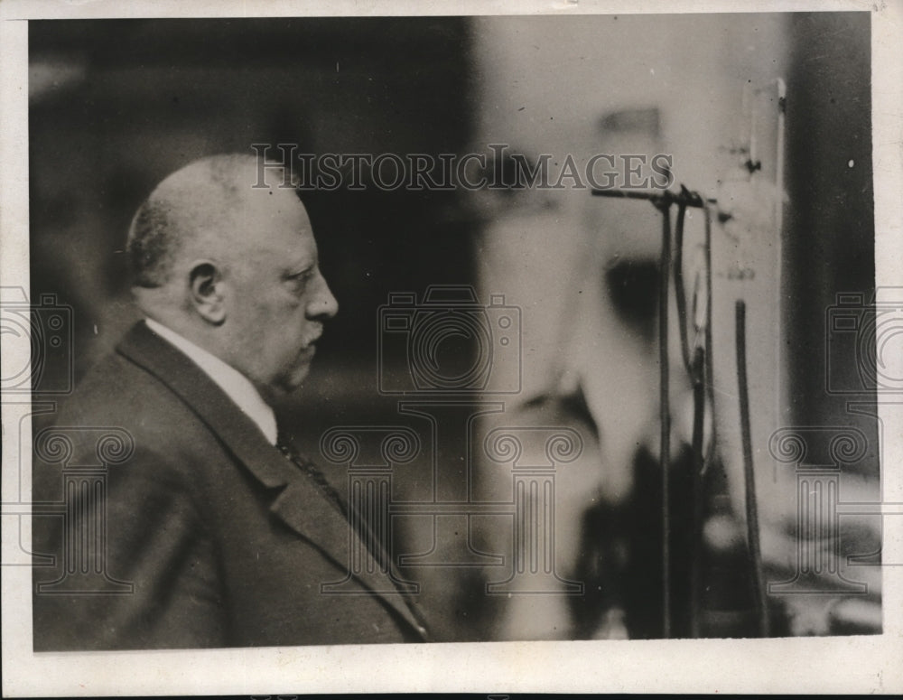 1932 Press Photo Professor Keeson at lab in Leiden, Holland - nec72268