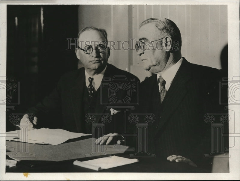 Load image into Gallery viewer, 1931 Press Photo Asa Keys at bribery trial before Edward White in Calif
