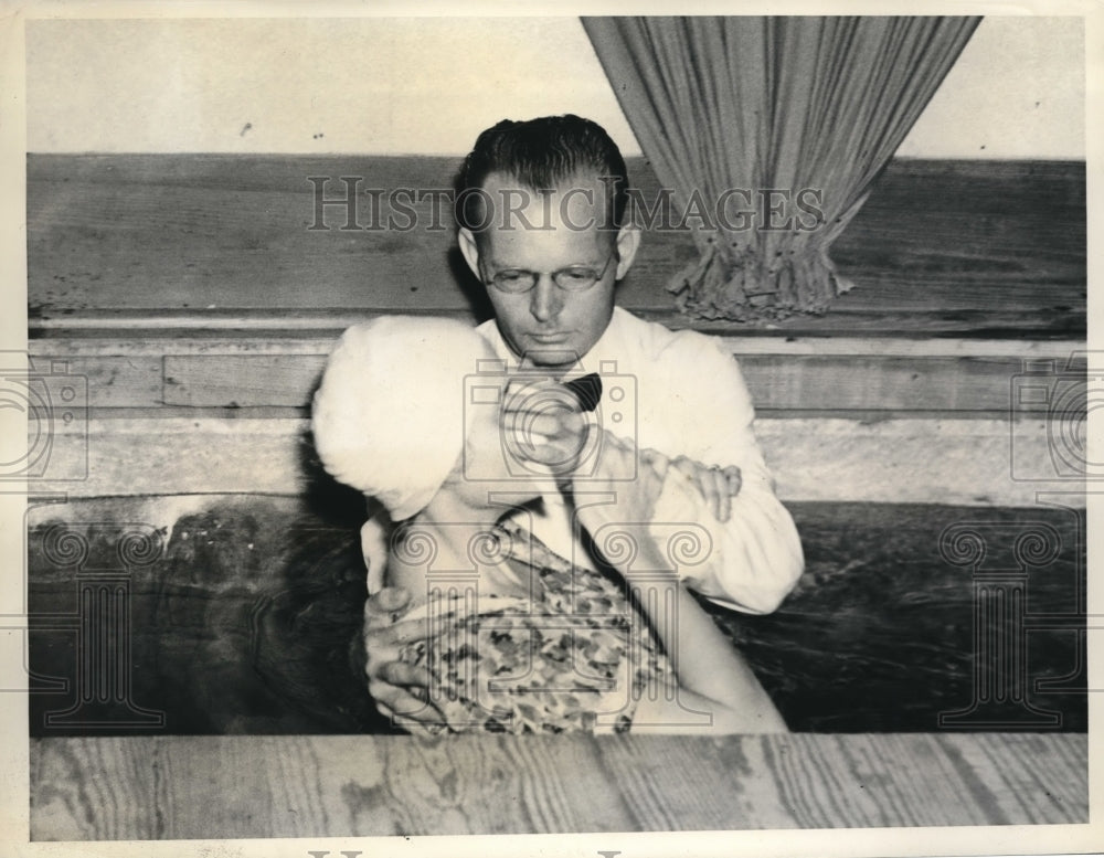 1941 Press Photo Rev. Landon Baptizes Mrs. L.R. Heitt at First Church for Deaf