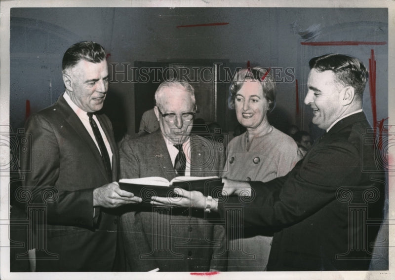 Load image into Gallery viewer, 1967 Press Photo Jim Wilder, Harry Ryan, Mrs. Matteo, Richard Gardiner, Messiah
