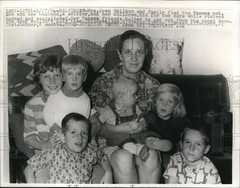 Load image into Gallery viewer, 1964 Press Photo Mrs. Jean Wallman &amp; Children That Fled Panama - nec72318
