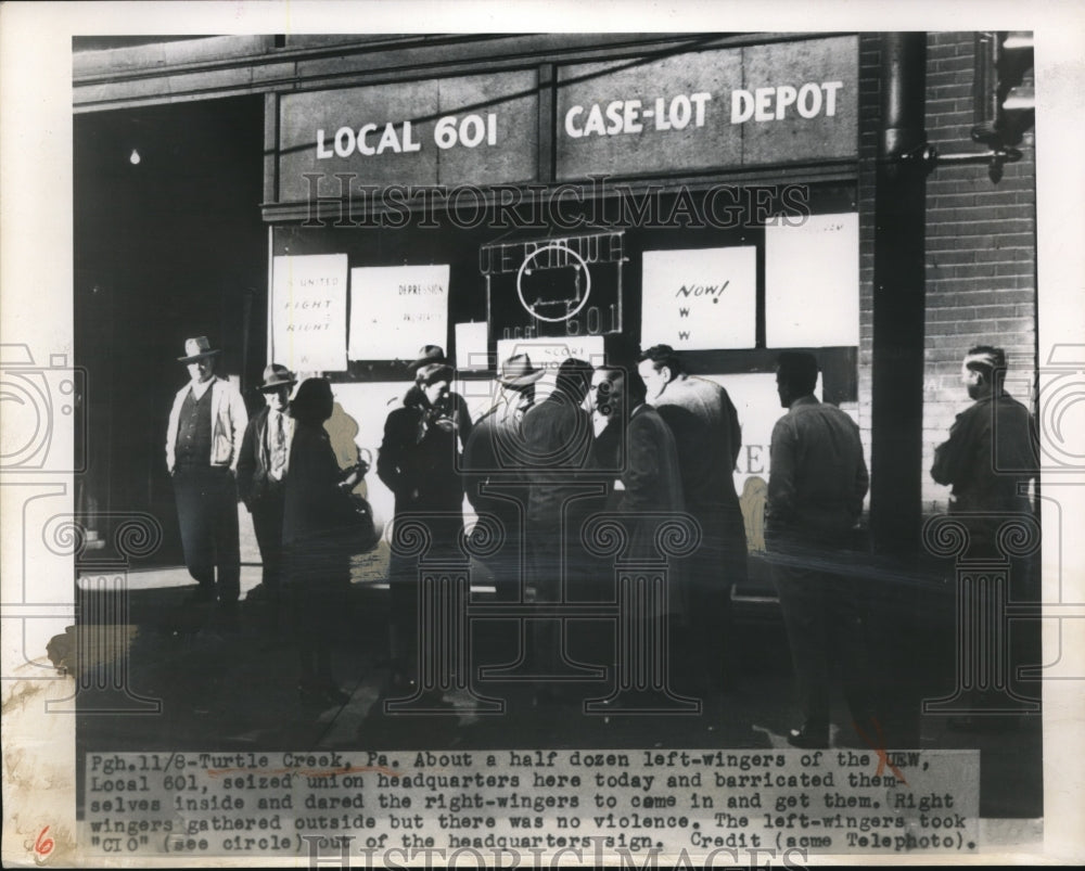 1949 Press Photo Right-Wingers Outside Local 601 Union Headquarters - nec72333