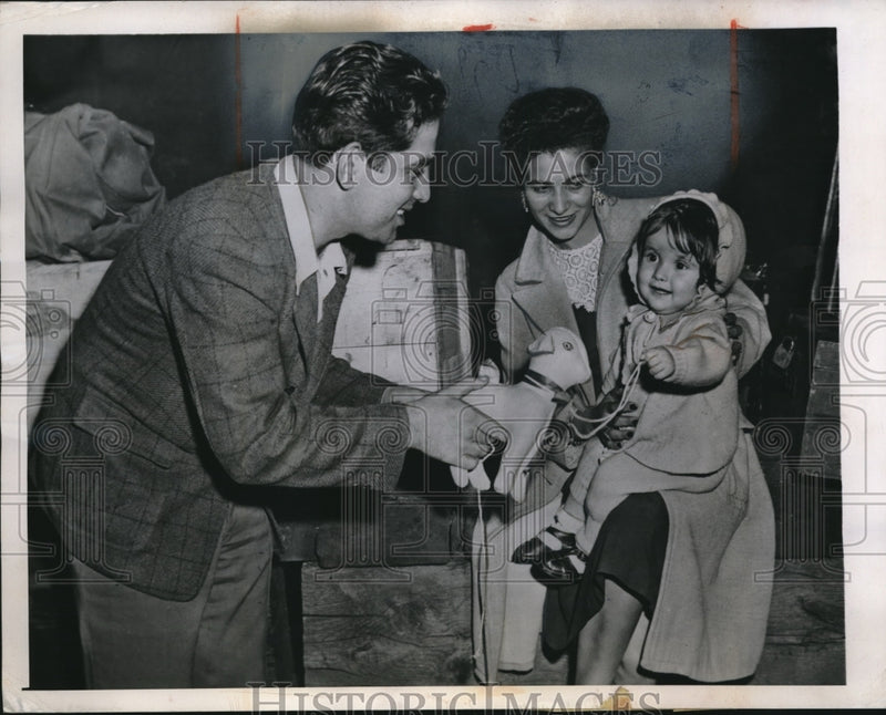 Load image into Gallery viewer, 1945 Press Photo Former Army Sgt. Jess Stoneking with Wife Antoinette &amp; Paulette
