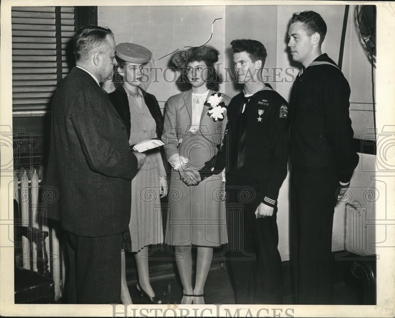 Load image into Gallery viewer, 1944 Press Photo Judge Guy Smith, Mrs. Quine, Connie Majors, BM 2/C Gene Oxley
