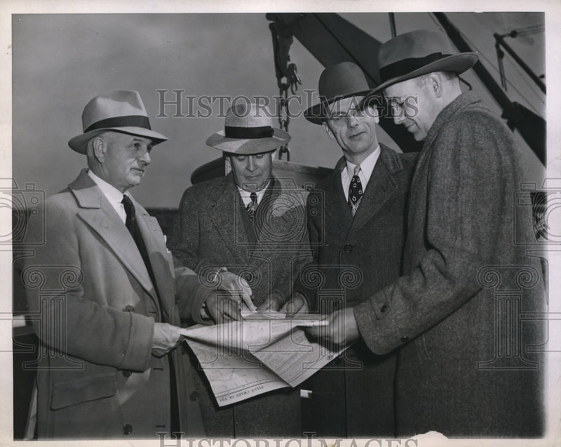 Load image into Gallery viewer, 1946 Press Photo Rubber Authorities, M. Knapp, Goodell, F. Carpenter, Dr. Meyer
