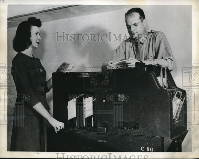 Load image into Gallery viewer, 1944 Press Photo Martha Tarnowski &amp; Lt Carl Schuyler &amp; US Army check machine
