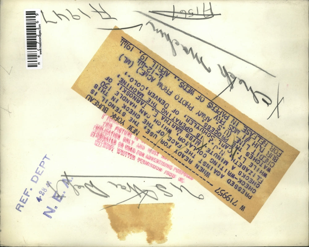 1944 Press Photo Martha Tarnowski & Lt Carl Schuyler & US Army check machine