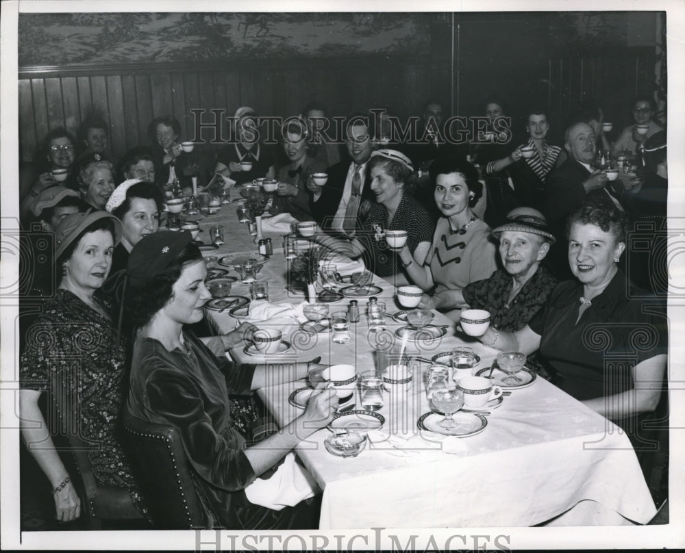 1953 Press Photo Spanish Ladies Grouo eating at Cleveland Allerton Hotel