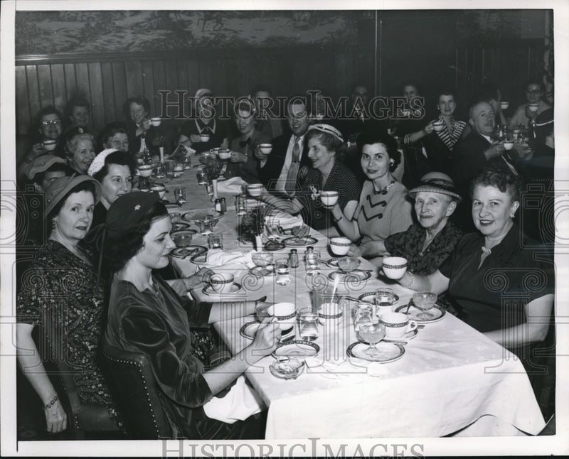 Load image into Gallery viewer, 1953 Press Photo Spanish Ladies Grouo eating at Cleveland Allerton Hotel
