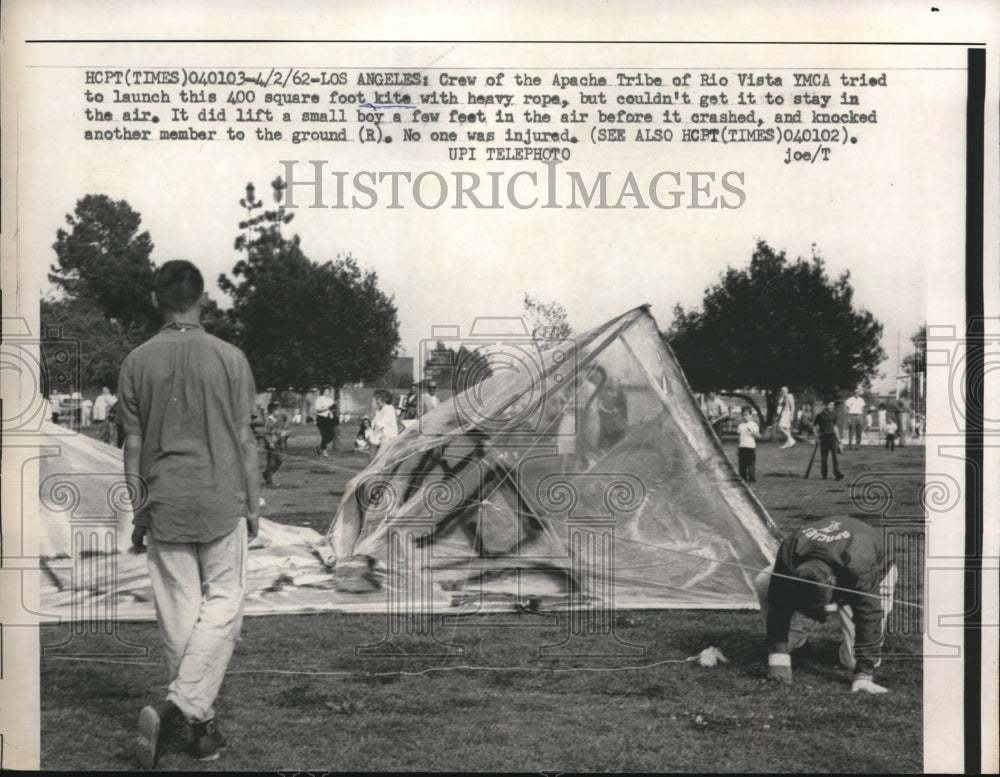 1962 Press Photo LA, Calif Apache tribe of Rio Vista YMCA prep a kite for launch