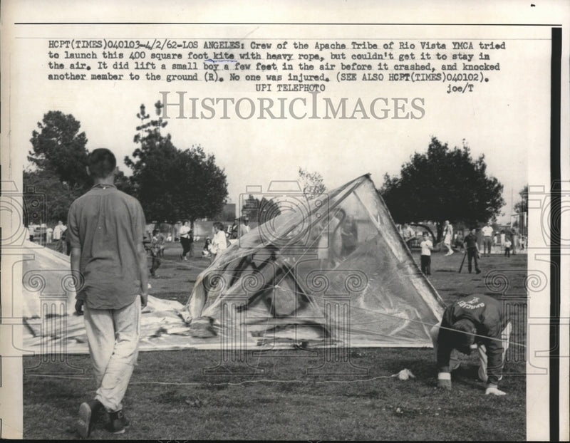 Load image into Gallery viewer, 1962 Press Photo LA, Calif Apache tribe of Rio Vista YMCA prep a kite for launch
