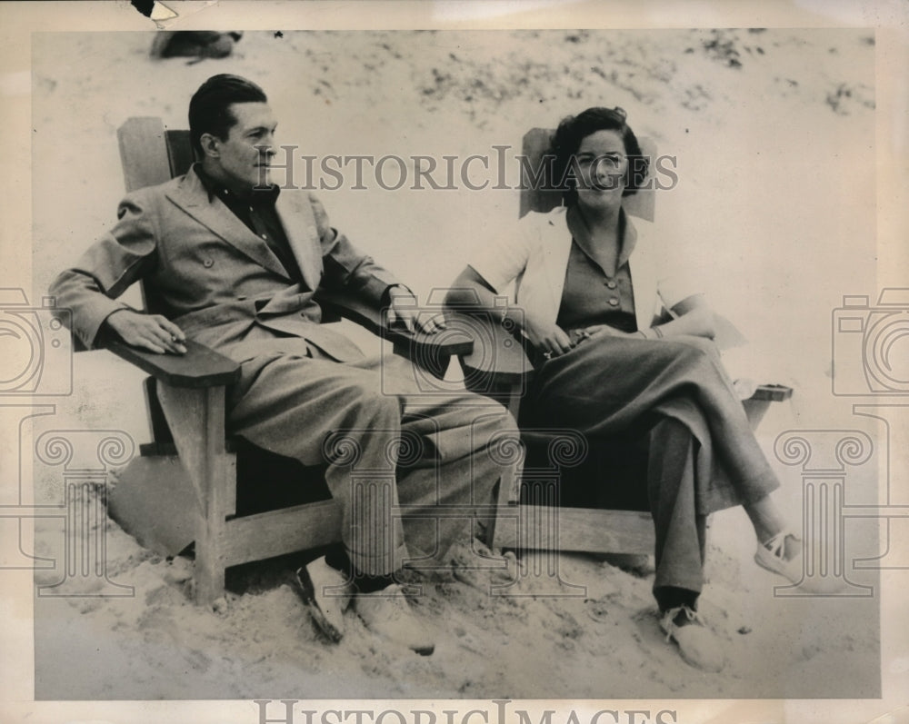 1939 Press Photo Winstead, Conn Peter Arno, cartoonist & wife at the beach
