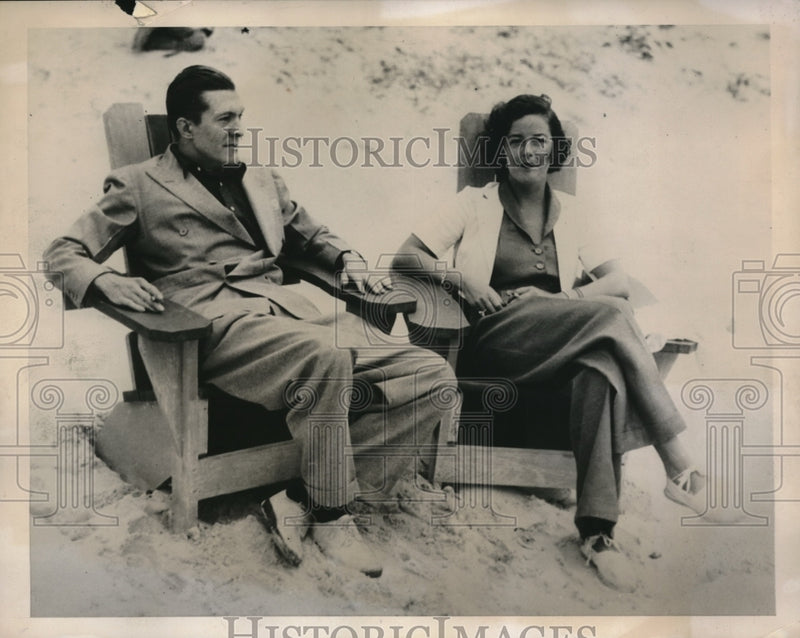 Load image into Gallery viewer, 1939 Press Photo Winstead, Conn Peter Arno, cartoonist &amp; wife at the beach
