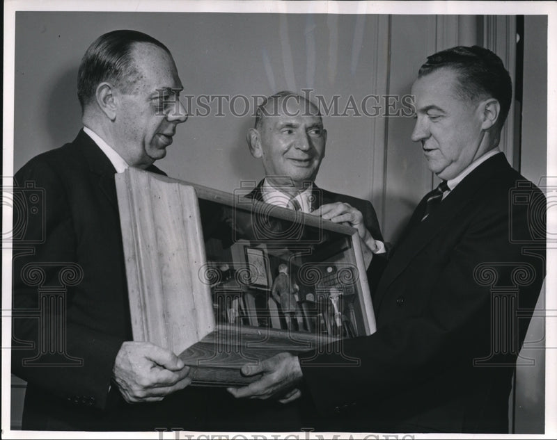 Load image into Gallery viewer, 1958 Press Photo Dr Ray Sauliner, Art Dietz &amp; Morton Goodspeed of Iselin &amp; Co
