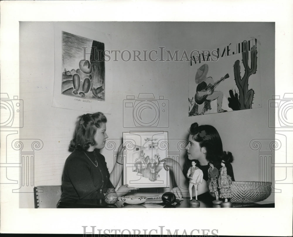 1940 Press Photo Helen Seutsch & Mary Kay Giesler with art at Stephens College