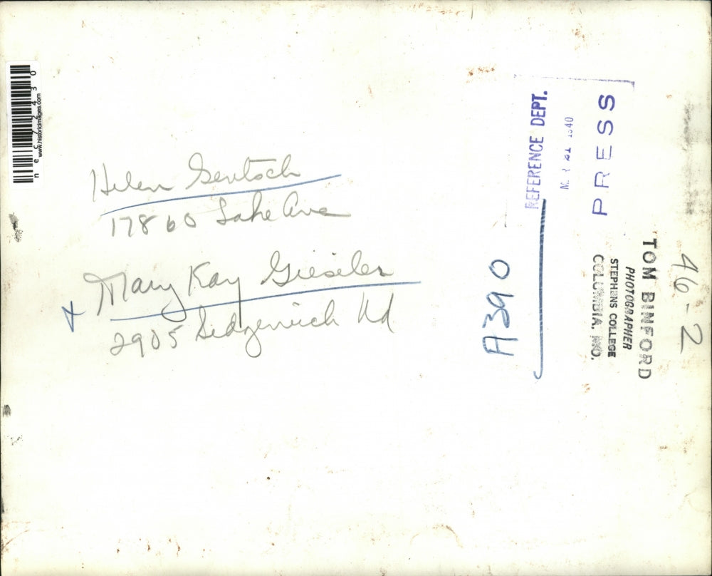 1940 Press Photo Helen Seutsch & Mary Kay Giesler with art at Stephens College