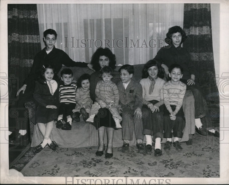 Load image into Gallery viewer, 1950 Press Photo Chicago,Mrs Angeline Morgan &amp; her 9 children
