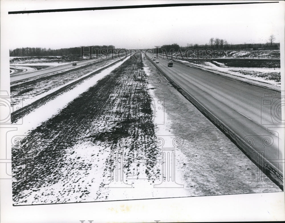 1968 Press Photo Autos on a Pa highway with snow on the ground- Historic Images