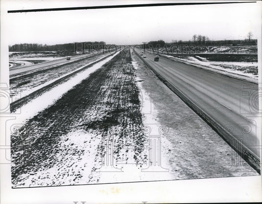 1968 Press Photo Autos on a Pa highway with snow on the ground- Historic Images