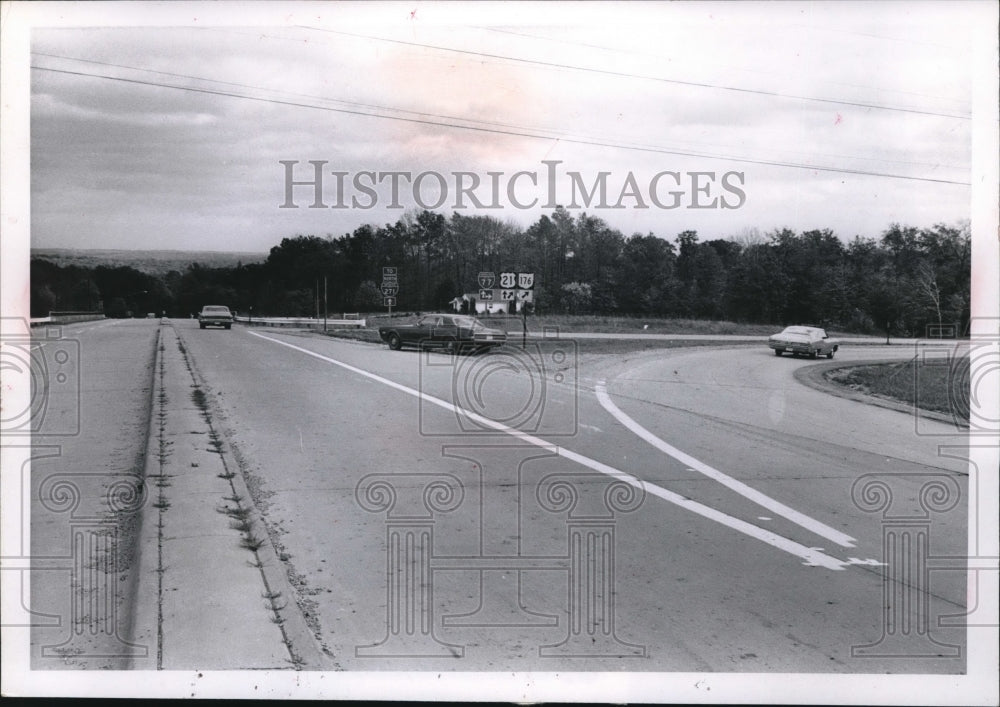 1969 Press Photo Drivers at an intersection on Rt 77 &,21 & 176 in Pa