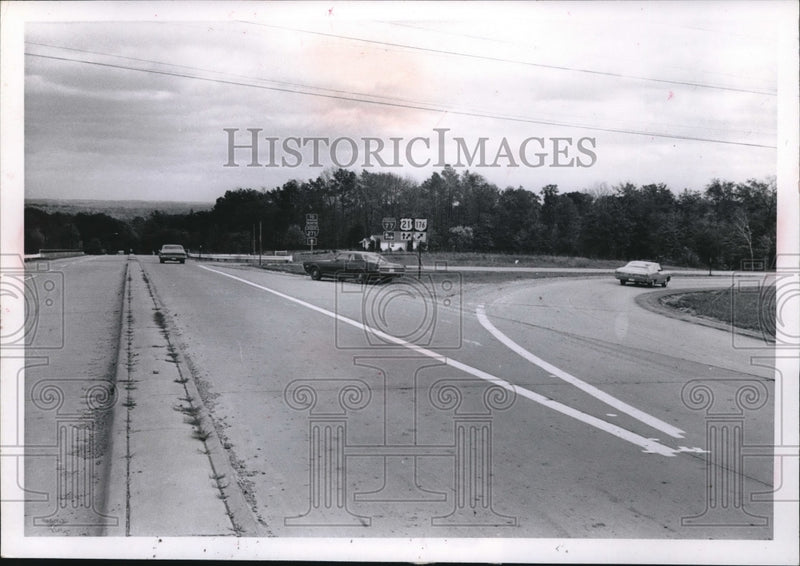 Load image into Gallery viewer, 1969 Press Photo Drivers at an intersection on Rt 77 &amp;,21 &amp; 176 in Pa
