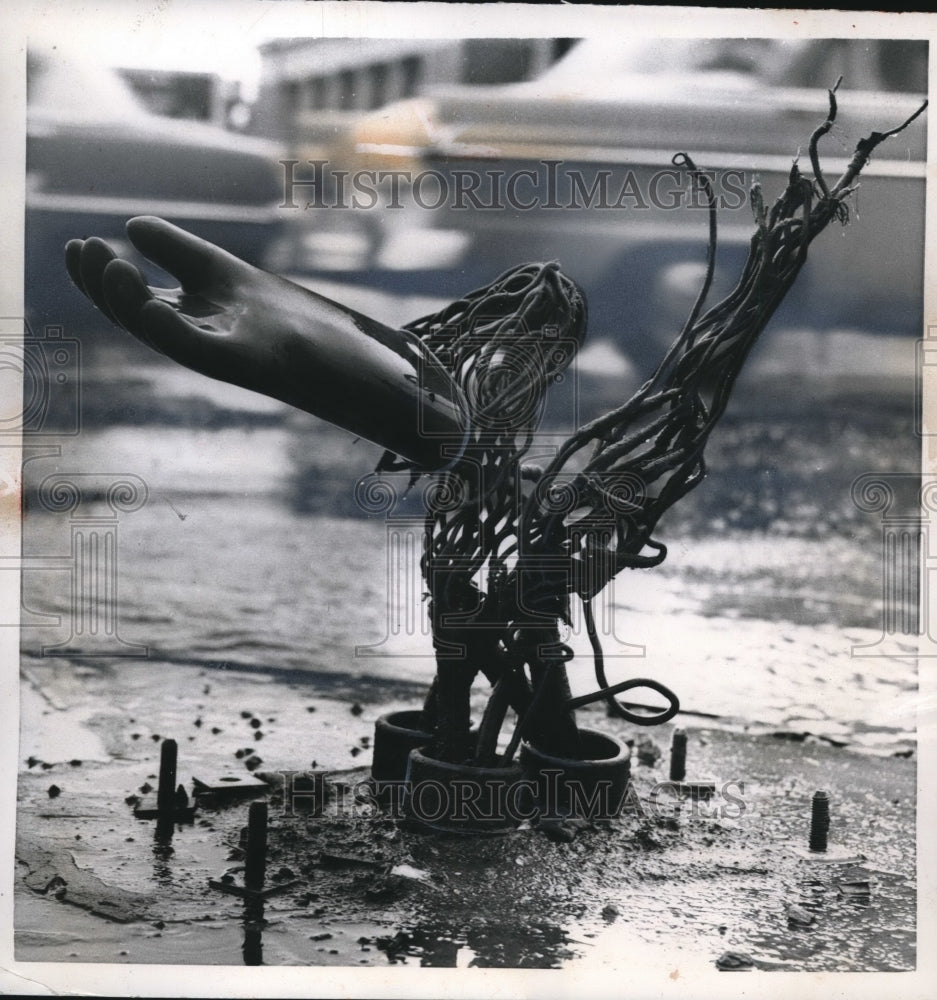 1955 Press Photo Little Rock, Ark electric wire knocked from light pole