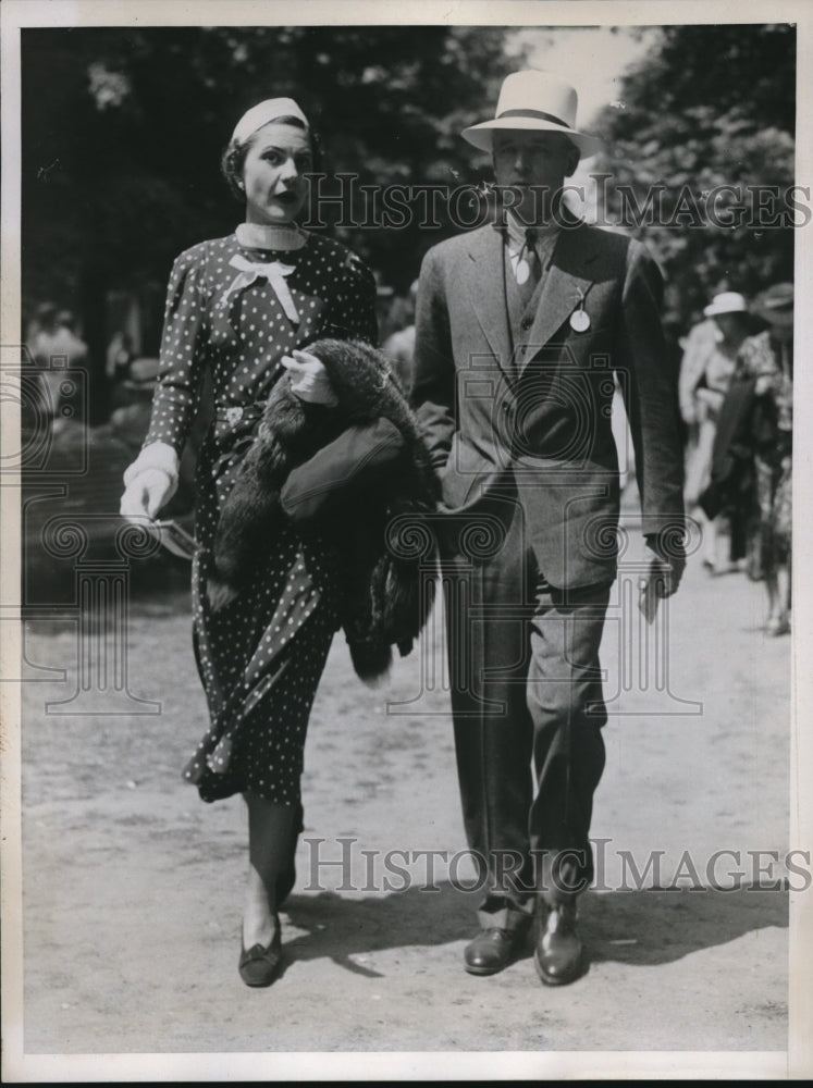 1937 Press Photo Mr & Mrs Lloyd G Schultz at Belmont Park in NY
