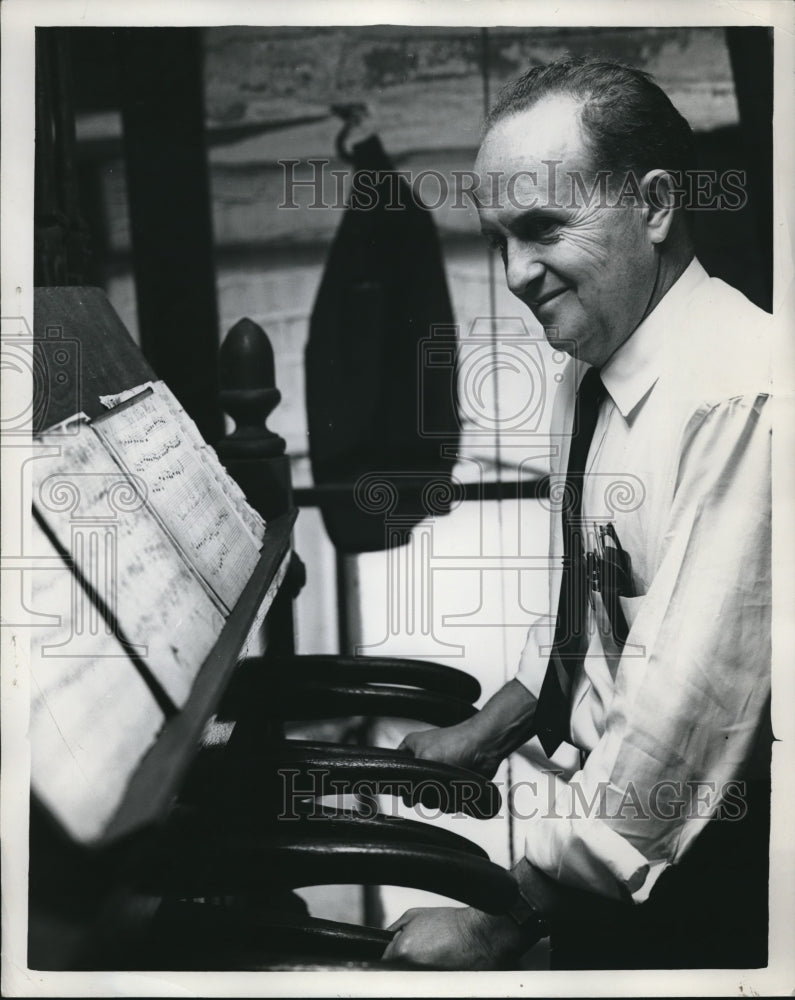 Load image into Gallery viewer, 1960 Press Photo Robert C Stranahan, chimemaster for Goodyear Co in Akron, Ohio
