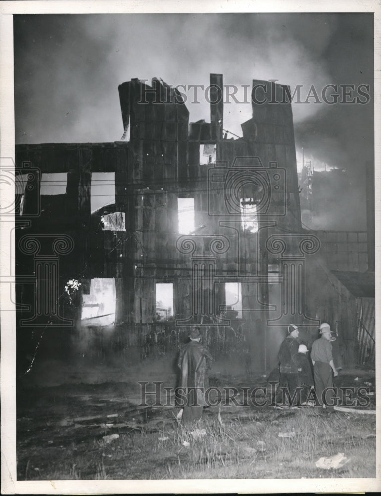 Load image into Gallery viewer, 1947 Press Photo Richmond, Calif Grain &amp; Mill Co burning as firemen battle it
