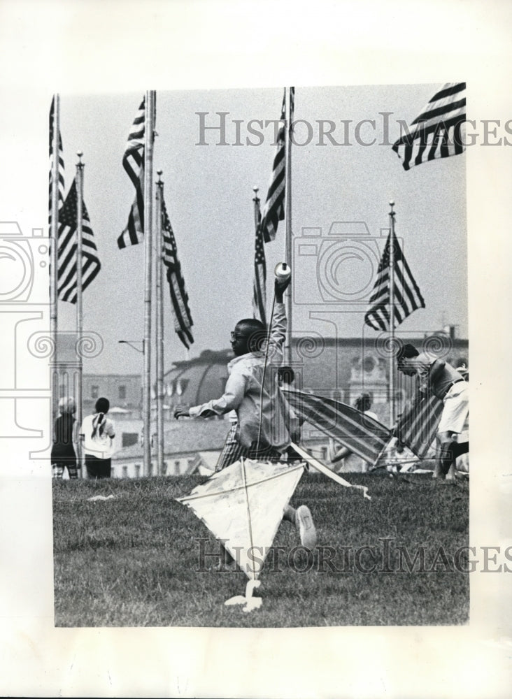 1970 Press Photo Wash DC Children flying kites near Washington Monument