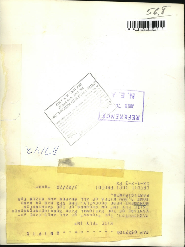 1970 Press Photo Wash DC Children flying kites near Washington Monument