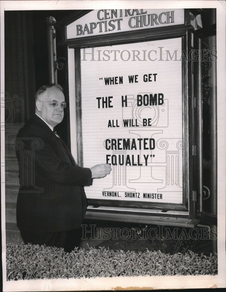 Load image into Gallery viewer, 1950 Press Photo Springfield, Ill Dr Vernon Shontz pastor of Baptist Church
