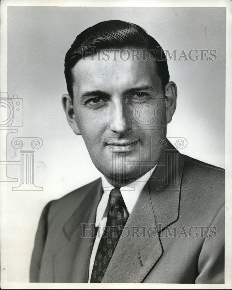 Load image into Gallery viewer, 1954 Press Photo EH Sonnecker, mgr of consumer research, Ford Motor Co
