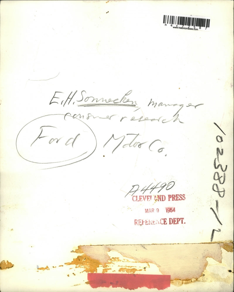 1954 Press Photo EH Sonnecker, mgr of consumer research, Ford Motor Co