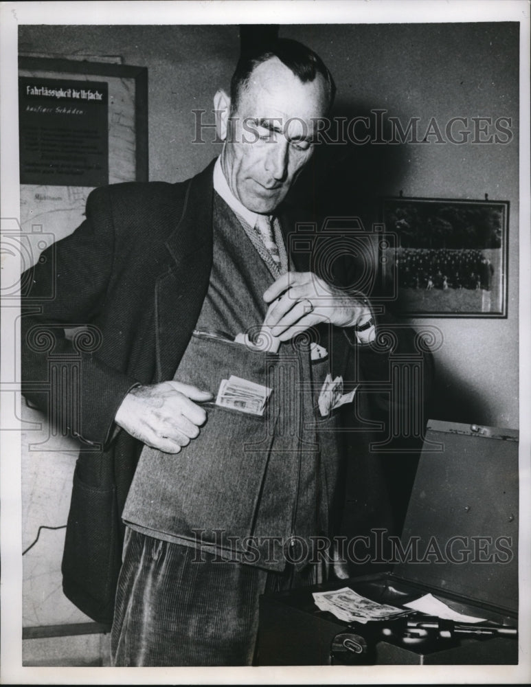 Load image into Gallery viewer, 1958 Press Photo vest designed for bank messengers by Ernst Ulrich Holz
