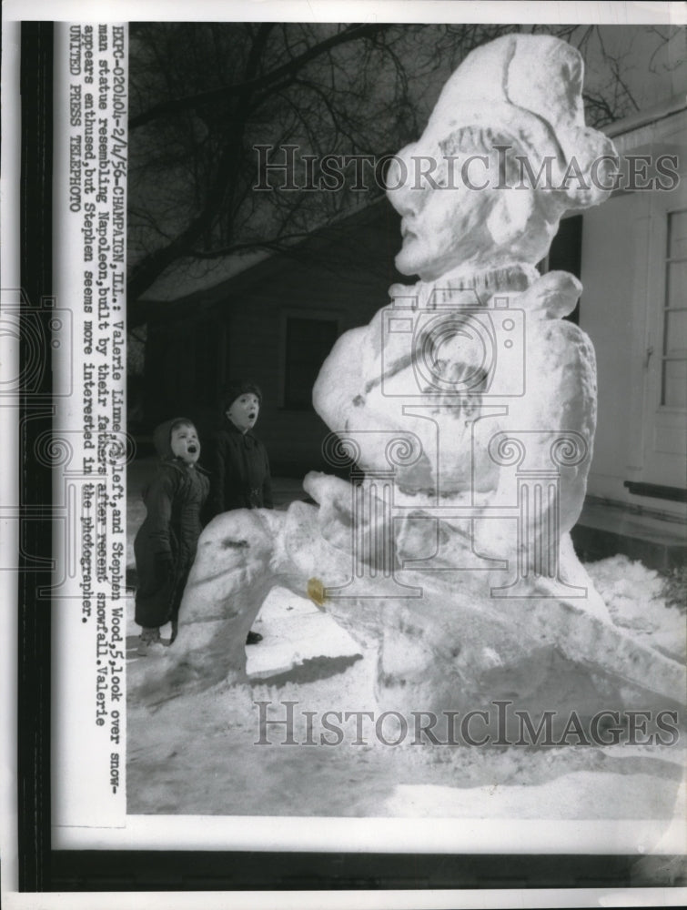 1956 Press Photo Valerie Linne, Stephen Wood next to Napoleon snowman