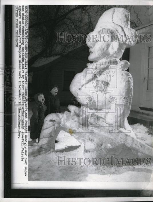 1956 Press Photo Valerie Linne, Stephen Wood next to Napoleon snowman