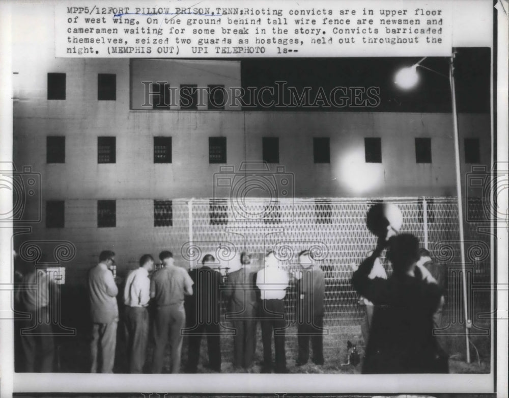 1959 Press Photo newsmen outside Fort Pillow Prison in TN during riot