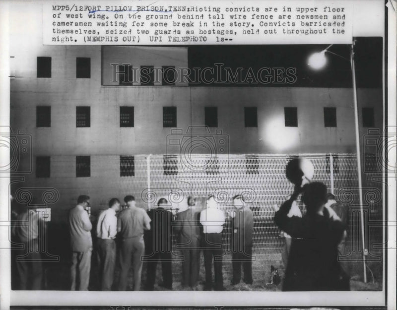 Load image into Gallery viewer, 1959 Press Photo newsmen outside Fort Pillow Prison in TN during riot
