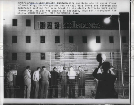 1959 Press Photo newsmen outside Fort Pillow Prison in TN during riot