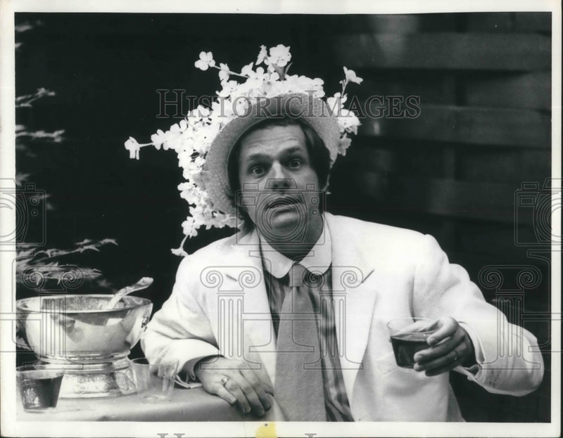 Load image into Gallery viewer, 1971 Press Photo NYC, John Stewart rehearses opera Albert Herring - nec72656
