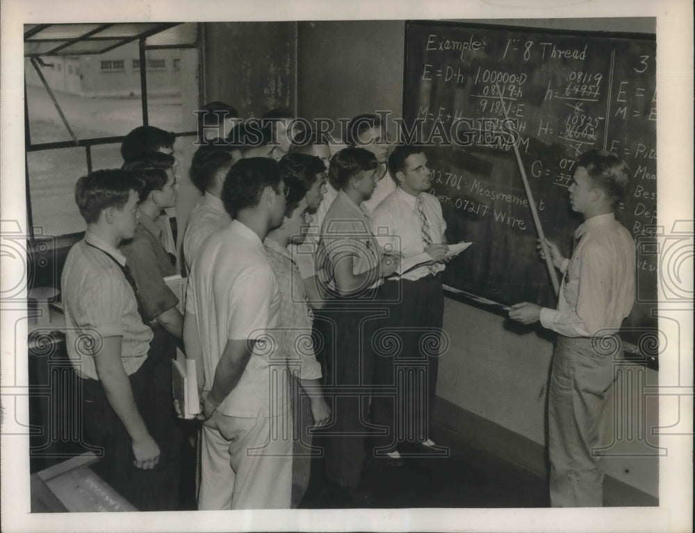 1940 Press Photo Rock Island, Ill Carl Schowalter & students at Arsenal class