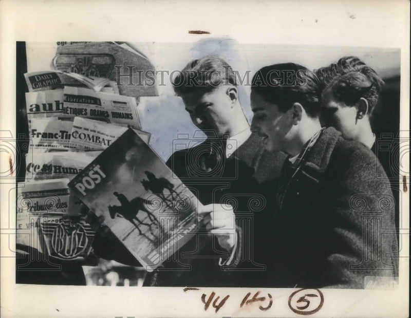 Load image into Gallery viewer, Press Photo Hungarian youths read English language magazine
