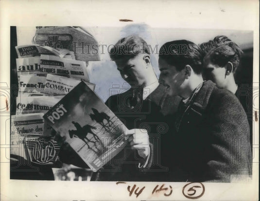Press Photo Hungarian youths read English language magazine