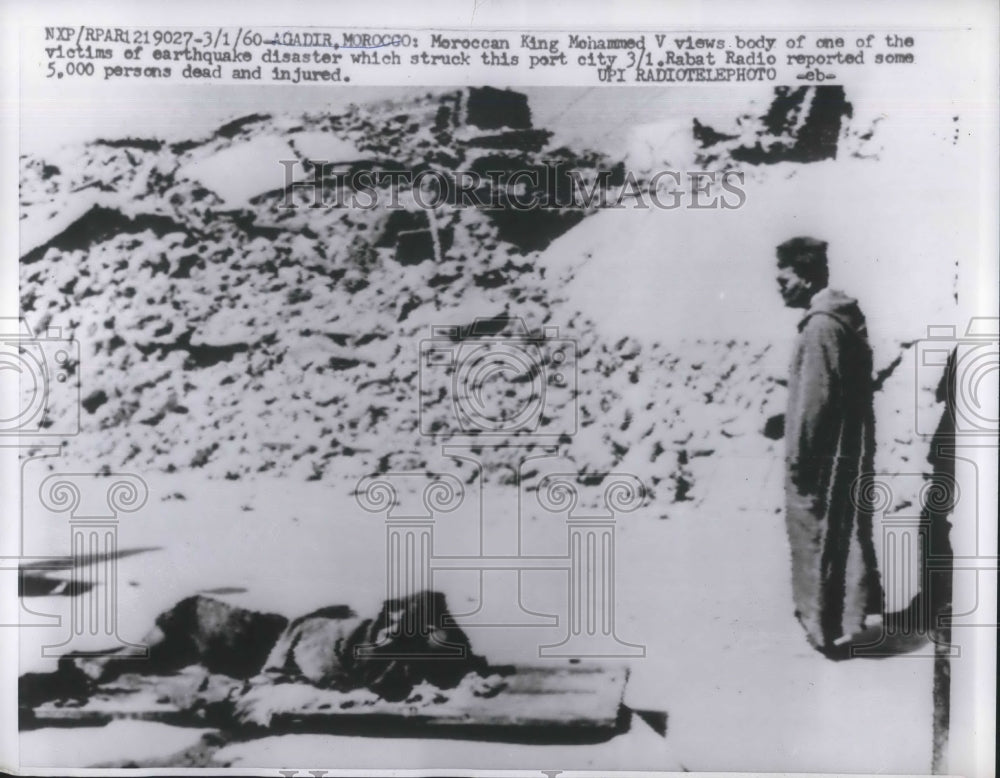 1960 Press Photo Moroccan King Mohammed V Views Body of Victim of Earthquake