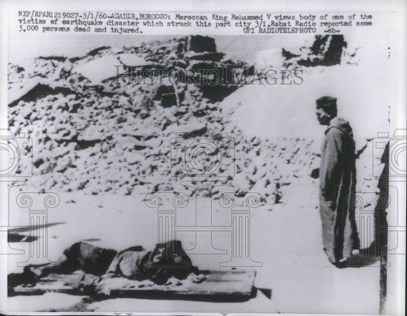 Load image into Gallery viewer, 1960 Press Photo Moroccan King Mohammed V Views Body of Victim of Earthquake
