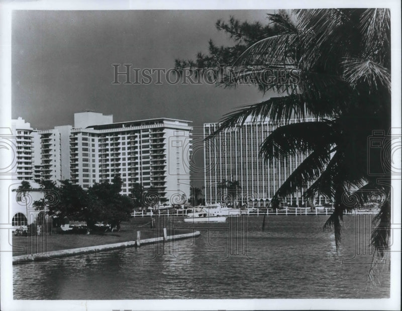 Load image into Gallery viewer, Press Photo Miami, Fla, harbor cruise boats &amp; hotels - nec72703
