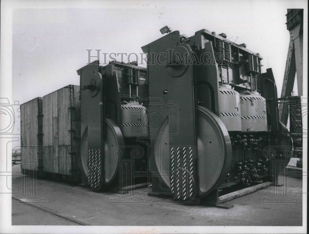 1971 Press Photo Tire presses for export to Buenos Aires - nec72739