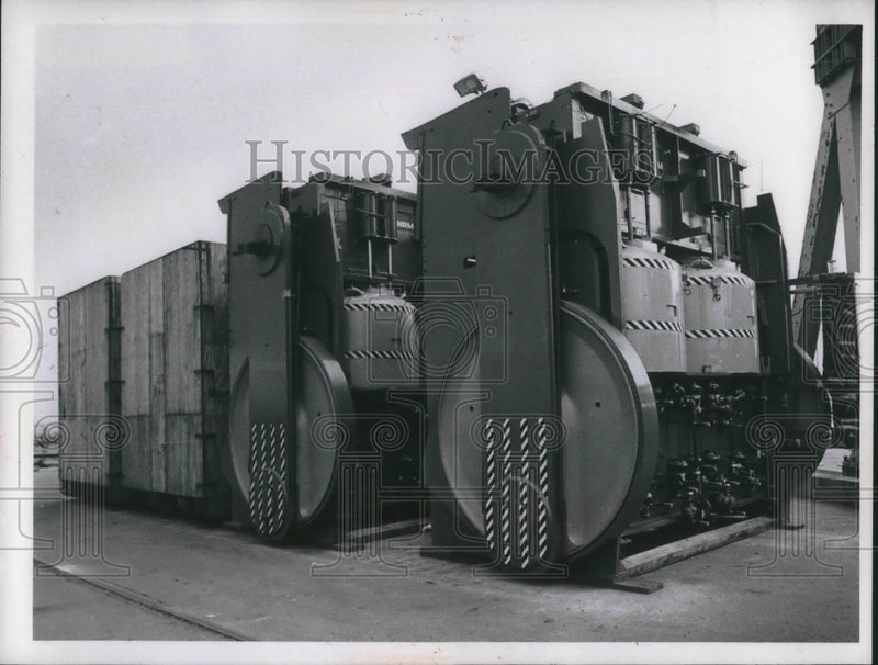 Load image into Gallery viewer, 1971 Press Photo Tire presses for export to Buenos Aires - nec72739
